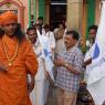 HDH-OFFERING-HIS-PRAYERS-AT-KONDANDA-RAMA-TEMPLE-IN-BIDADI-PADAYATRA_Photo_1001_DSC_4345_CMP_WM