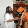 RaviShankar garlanding Swamiji DSC_5010_CMP_WM