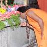 01--Swamiji-Arrives-At-Temple