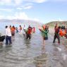 20110805_Photo_1003_12-yatris-manasarovar-bath-samskara-leaving_CMP_WM