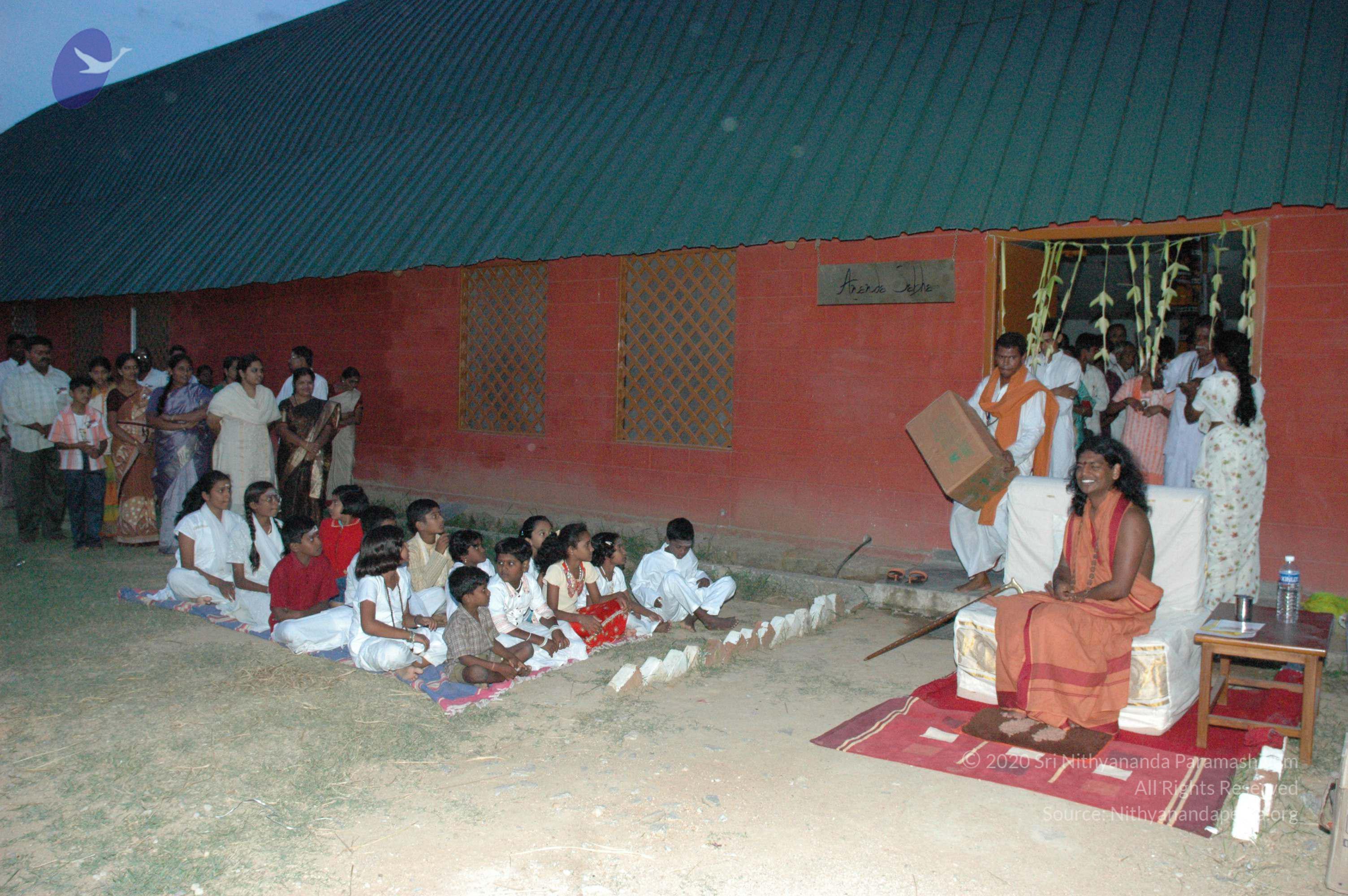 20061021_Photo_1000_swami with gurukul kids 3_CMP_WM