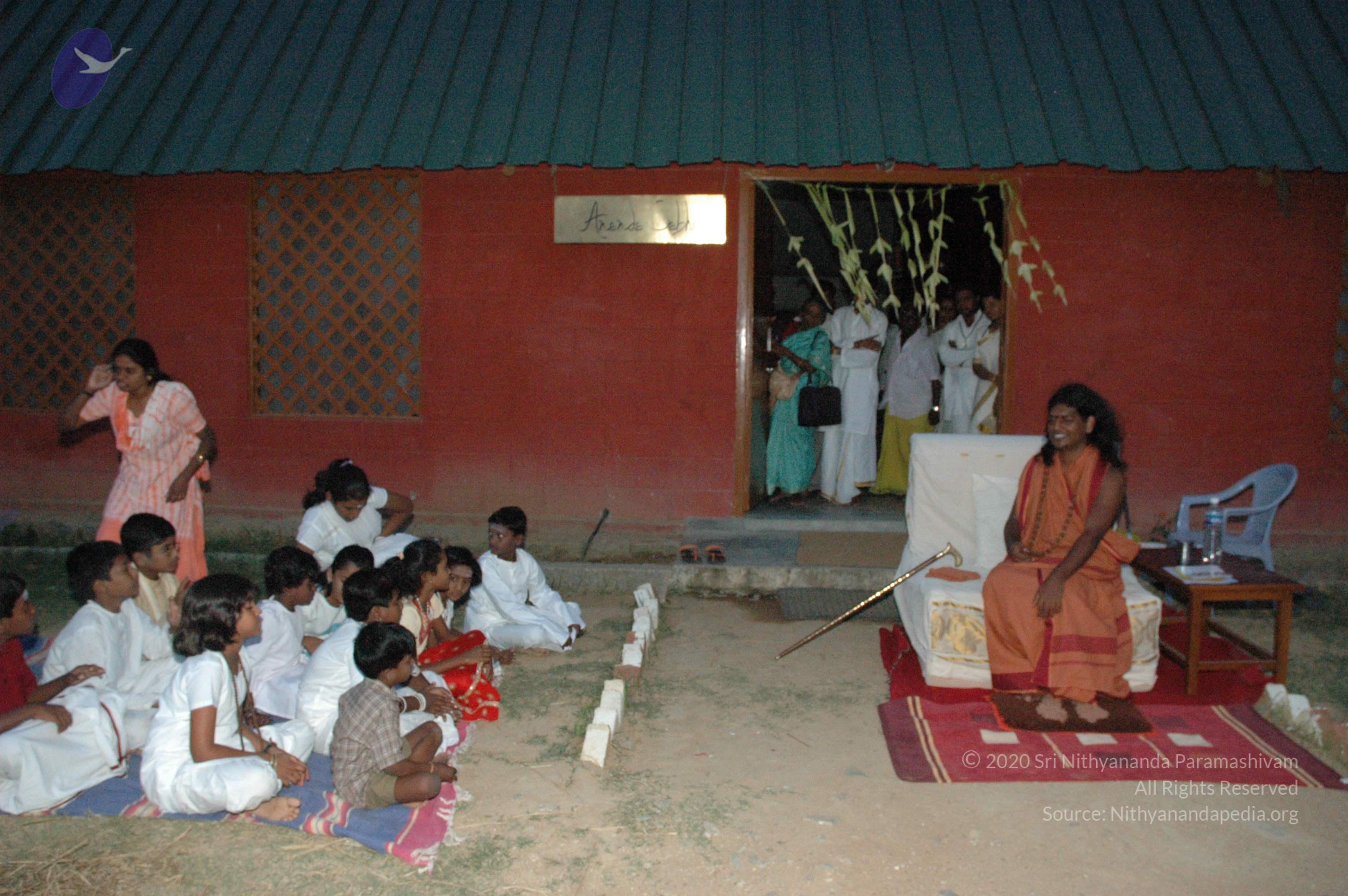 20061021_Photo_1021_swami with gurukul kids 1_CMP_WM