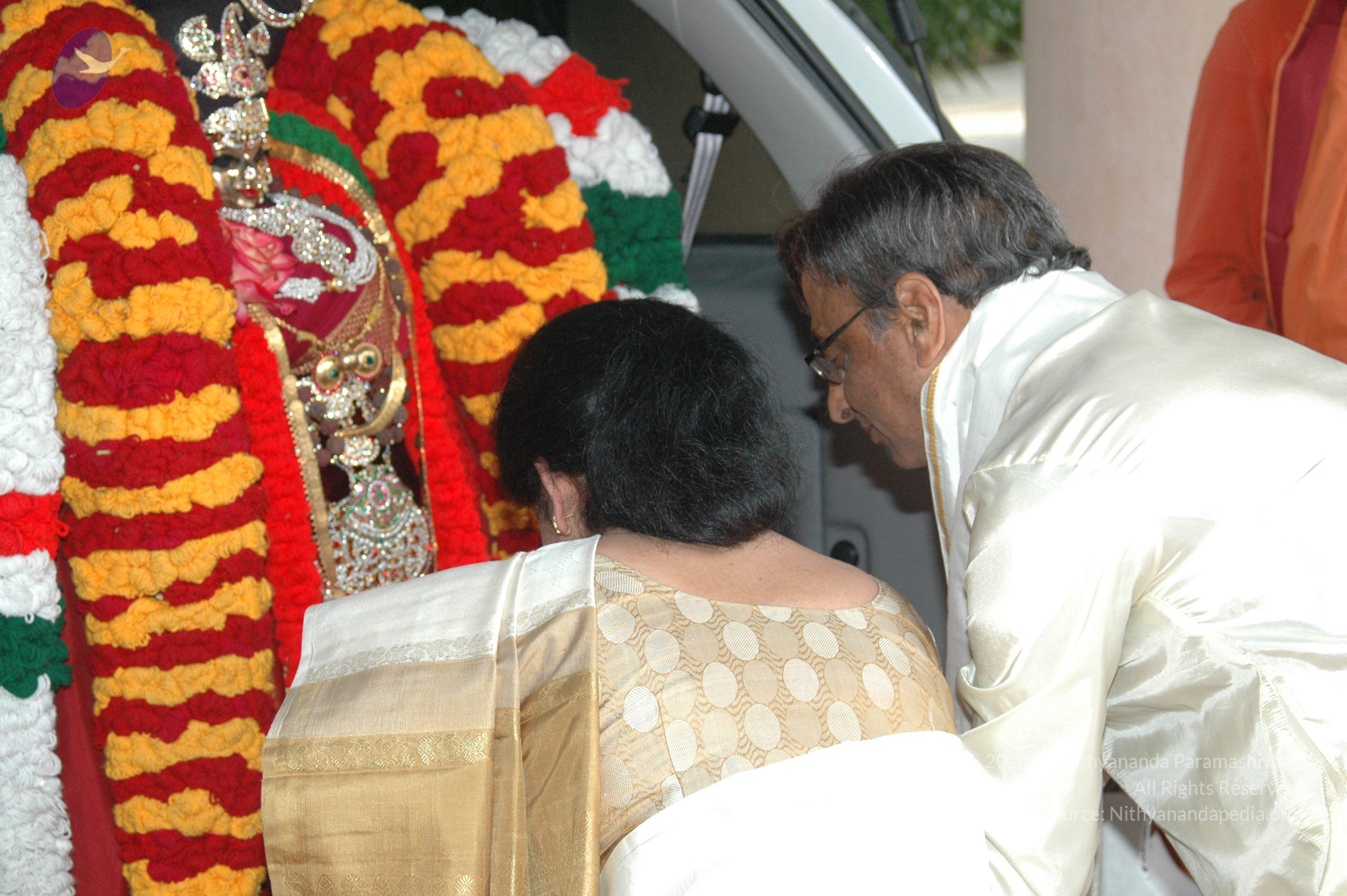 11May08_darshan_093_CMP_WM