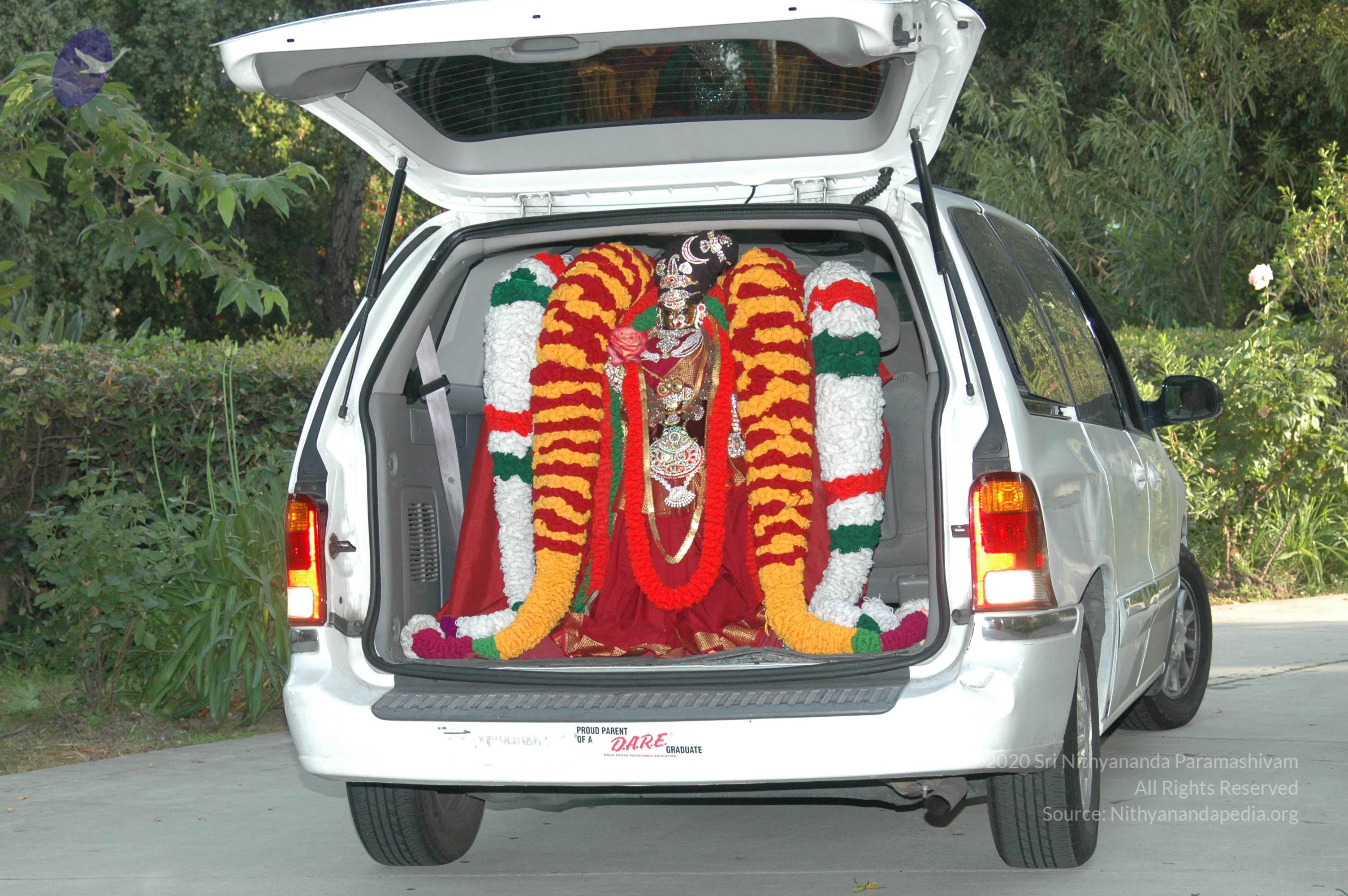 11May08_darshan_096_CMP_WM