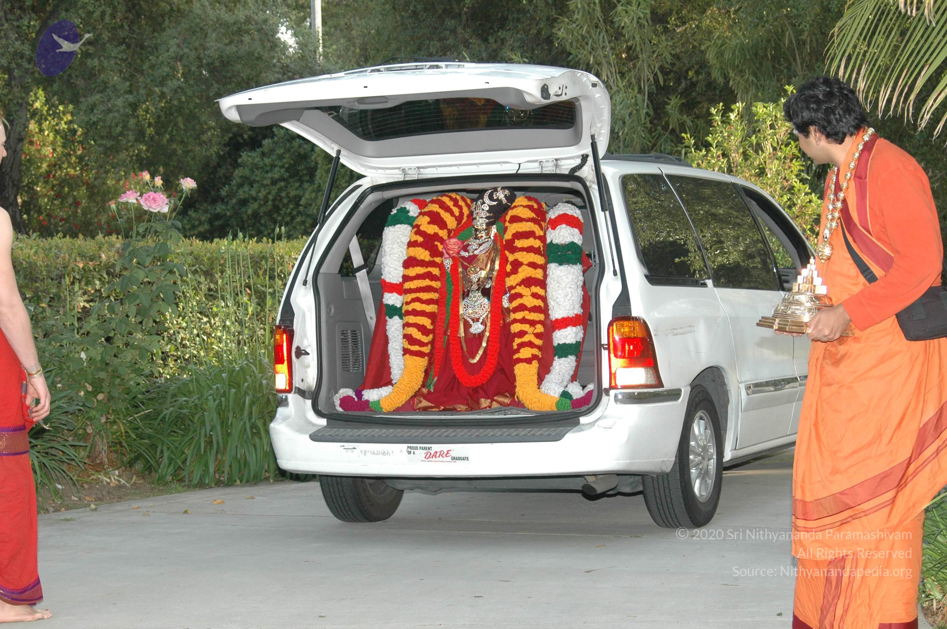 11May08_darshan_097_CMP_WM