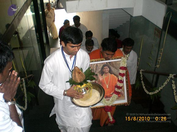 20100815_Photo_1000_02-Senior-Swami-of-Nithyananda-order-welcomed_CMP_WM