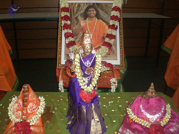 20100815_Photo_1007_18-Shiva-Meru-Ambal-and-Maha-Meru-with-Guru-Murthy_CMP_WM