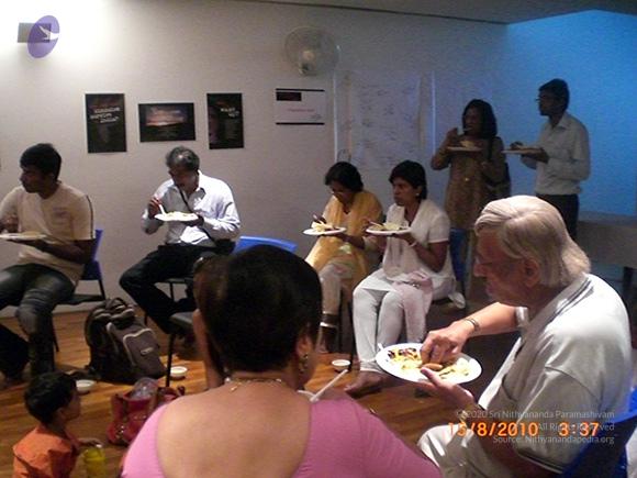 20100815_Photo_1011_15-16-Devotees-cherish-delicious-sattvic-food_CMP_WM