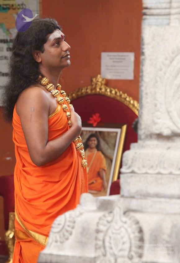 2011-08aug-19-nithyananda-photo-01b-swamiji-anandeshwara-temple-darshan_CMP_WM