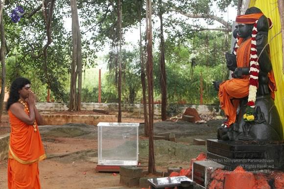 2011-08aug-19-nithyananda-photo-01c-anandeshwara-dakshinamurthy-banyan-tree-bidadi_CMP_WM