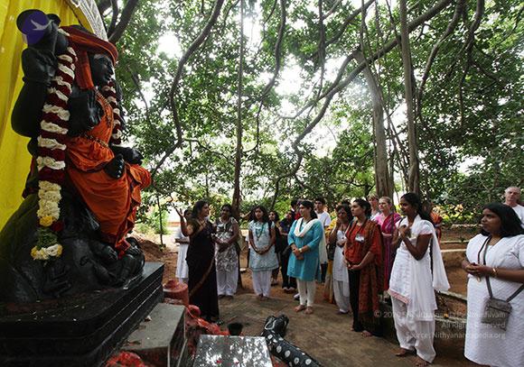 2011-08aug-19-nithyananda-photo-ia-day-1-04b-banyan-tree_CMP_WM