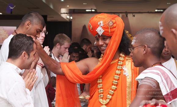 2011-08aug-19-nithyananda-photo-03a-swamiji-sarva-darshan_CMP_WM