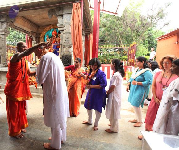 2011-08aug-19-nithyananda-photo-ia-day-1-04d-welcome_CMP_WM