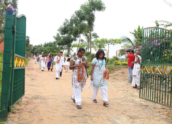 2011-08aug-19-nithyananda-photo-ia-day-1-04e-entering-sabha_CMP_WM
